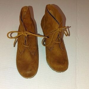Vintage White MT.  Lace Up Wedges in Faux Tan Suede Size 6.5. Excellent shape!
